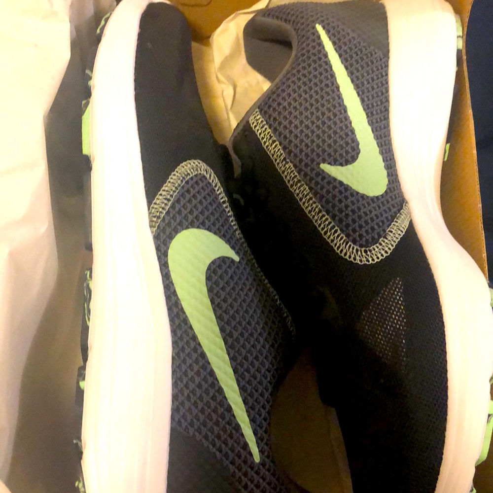 BNIB women’s Nike revolution 3 size 9.5 black and mint